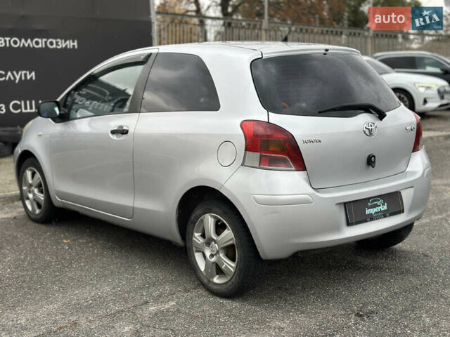 Серый Тойота Ярис, объемом двигателя 1 л и пробегом 212 тыс. км за 3750 $, фото 3 на Automoto.ua
