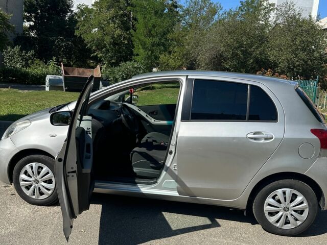 Серый Тойота Ярис, объемом двигателя 1 л и пробегом 115 тыс. км за 4200 $, фото 7 на Automoto.ua