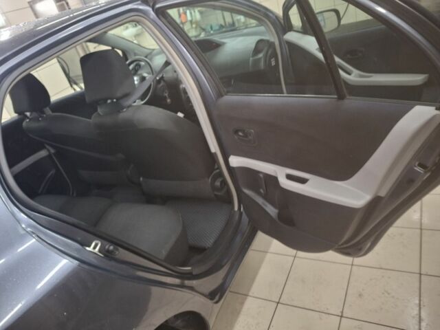 Серый Тойота Ярис, объемом двигателя 1 л и пробегом 201 тыс. км за 6000 $, фото 6 на Automoto.ua