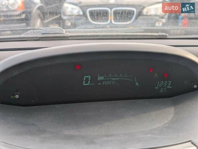 Серый Тойота Ярис, объемом двигателя 1.36 л и пробегом 250 тыс. км за 4950 $, фото 24 на Automoto.ua