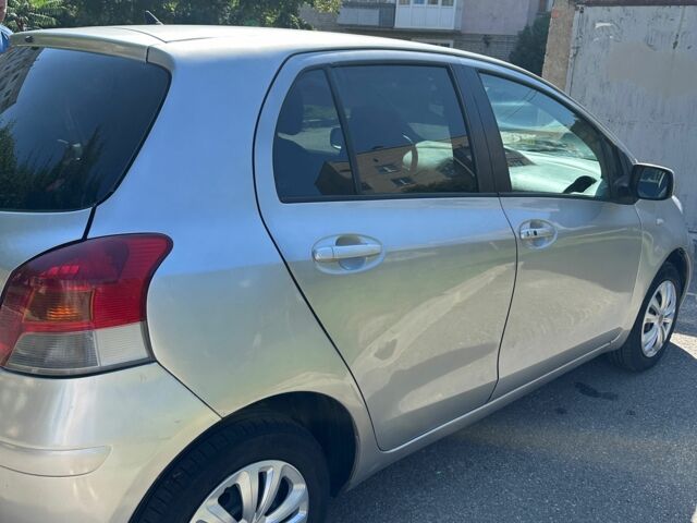 Серый Тойота Ярис, объемом двигателя 1 л и пробегом 115 тыс. км за 4200 $, фото 2 на Automoto.ua