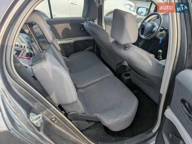 Серый Тойота Ярис, объемом двигателя 1.36 л и пробегом 250 тыс. км за 4950 $, фото 27 на Automoto.ua
