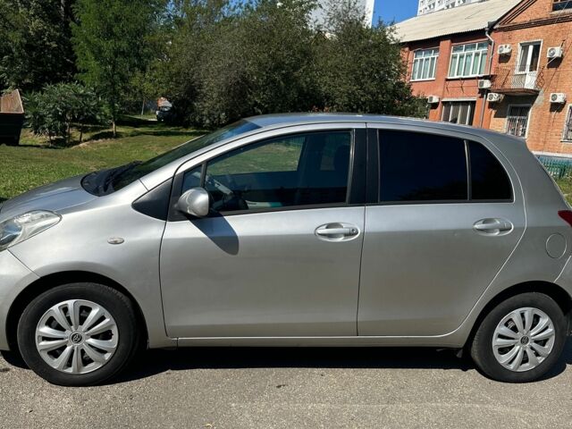 Серый Тойота Ярис, объемом двигателя 1 л и пробегом 115 тыс. км за 4200 $, фото 6 на Automoto.ua