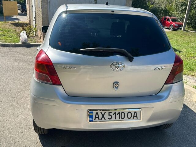 Серый Тойота Ярис, объемом двигателя 1 л и пробегом 115 тыс. км за 4200 $, фото 5 на Automoto.ua