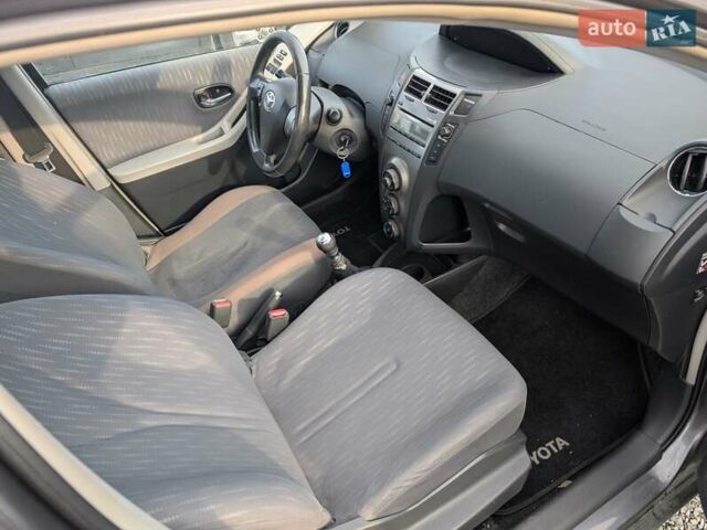 Серый Тойота Ярис, объемом двигателя 1.36 л и пробегом 250 тыс. км за 4950 $, фото 34 на Automoto.ua