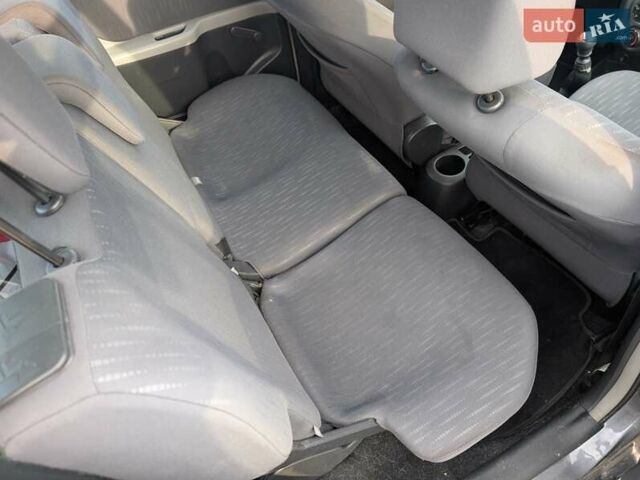 Серый Тойота Ярис, объемом двигателя 1.36 л и пробегом 250 тыс. км за 4950 $, фото 28 на Automoto.ua
