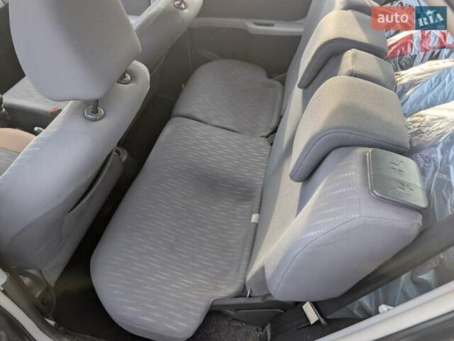 Серый Тойота Ярис, объемом двигателя 1.36 л и пробегом 250 тыс. км за 4950 $, фото 26 на Automoto.ua