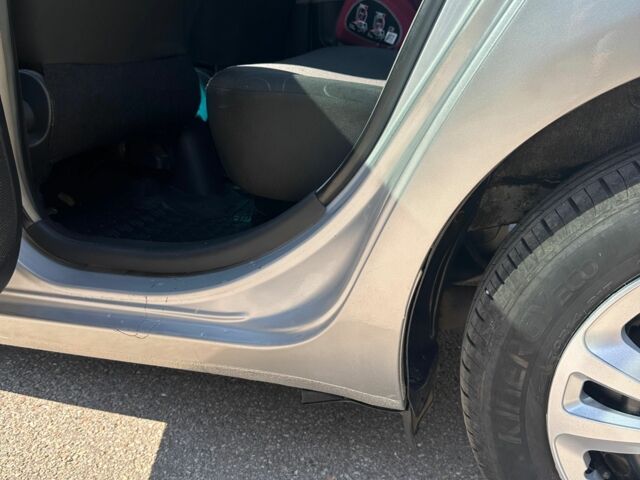 Серый Тойота Ярис, объемом двигателя 1 л и пробегом 115 тыс. км за 4200 $, фото 3 на Automoto.ua