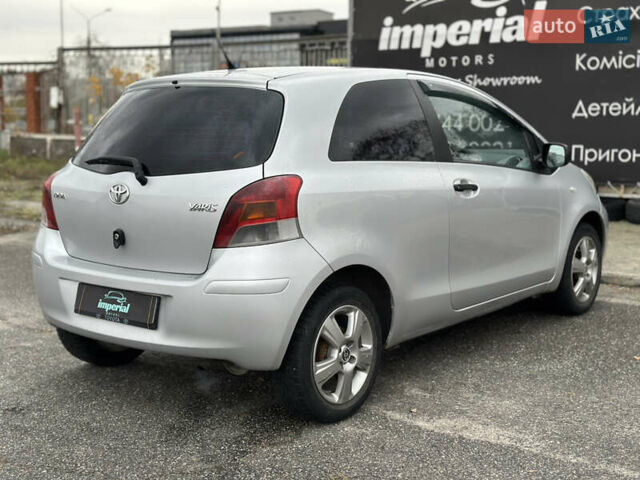 Серый Тойота Ярис, объемом двигателя 1 л и пробегом 212 тыс. км за 3750 $, фото 5 на Automoto.ua