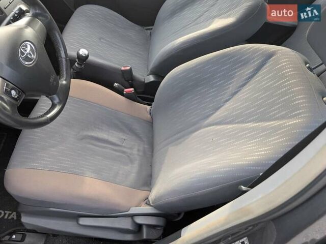 Серый Тойота Ярис, объемом двигателя 1.36 л и пробегом 250 тыс. км за 4950 $, фото 22 на Automoto.ua
