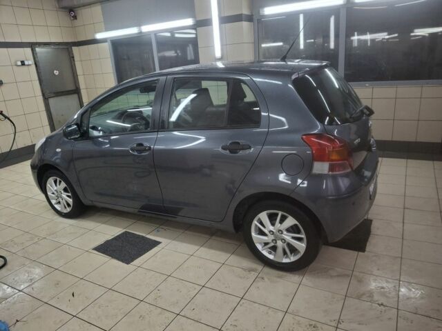 Серый Тойота Ярис, объемом двигателя 1 л и пробегом 201 тыс. км за 6000 $, фото 3 на Automoto.ua