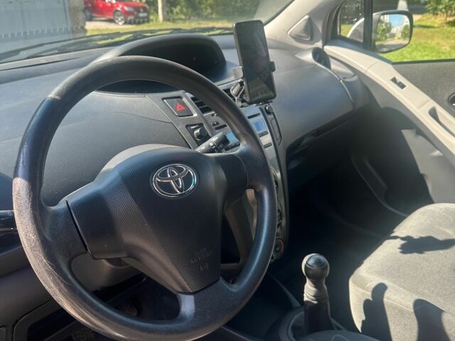 Серый Тойота Ярис, объемом двигателя 1 л и пробегом 115 тыс. км за 4200 $, фото 9 на Automoto.ua