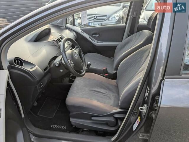 Серый Тойота Ярис, объемом двигателя 1.36 л и пробегом 250 тыс. км за 4950 $, фото 21 на Automoto.ua