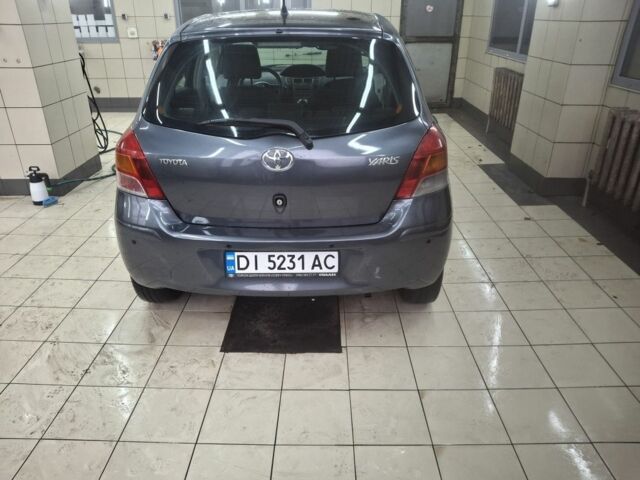Серый Тойота Ярис, объемом двигателя 1 л и пробегом 201 тыс. км за 6000 $, фото 4 на Automoto.ua