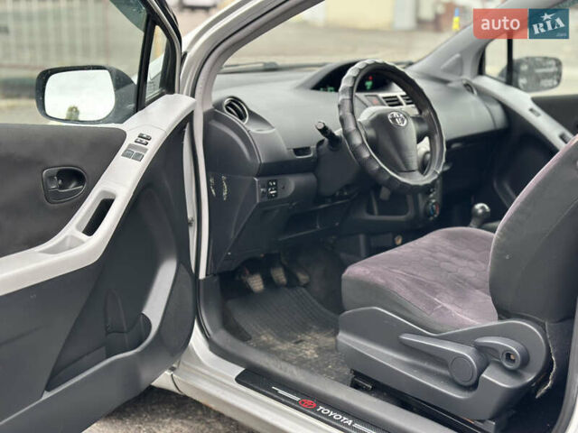 Серый Тойота Ярис, объемом двигателя 1 л и пробегом 212 тыс. км за 3750 $, фото 6 на Automoto.ua