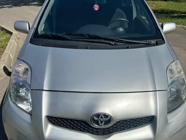 Серый Тойота Ярис, объемом двигателя 1 л и пробегом 115 тыс. км за 4200 $, фото 1 на Automoto.ua
