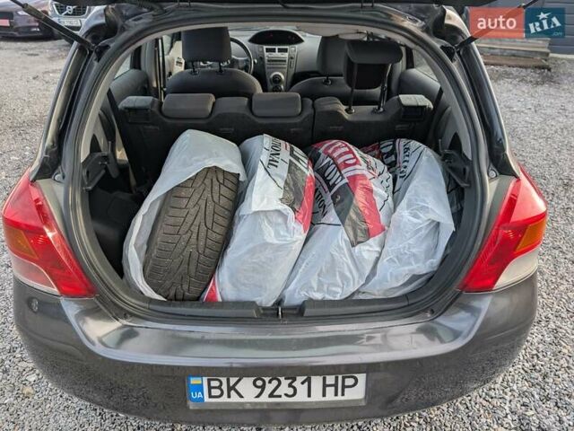 Серый Тойота Ярис, объемом двигателя 1.36 л и пробегом 250 тыс. км за 4950 $, фото 14 на Automoto.ua