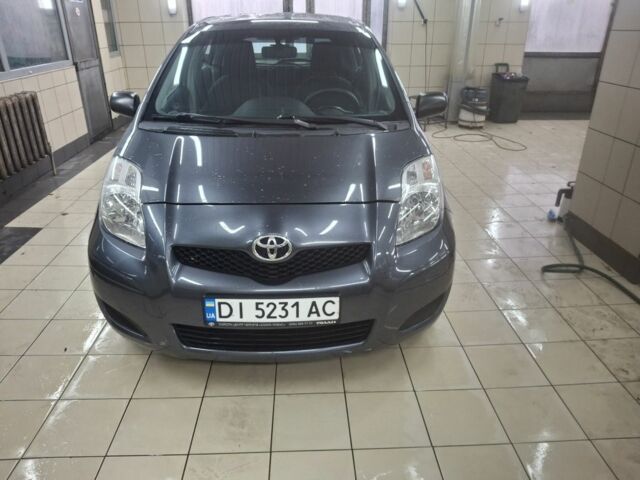 Серый Тойота Ярис, объемом двигателя 1 л и пробегом 201 тыс. км за 6000 $, фото 1 на Automoto.ua