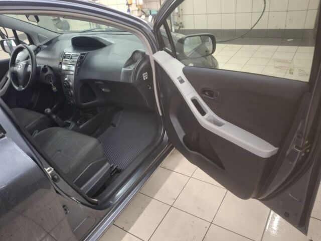 Серый Тойота Ярис, объемом двигателя 1 л и пробегом 201 тыс. км за 6000 $, фото 5 на Automoto.ua