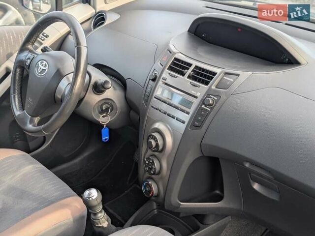 Серый Тойота Ярис, объемом двигателя 1.36 л и пробегом 250 тыс. км за 4950 $, фото 33 на Automoto.ua