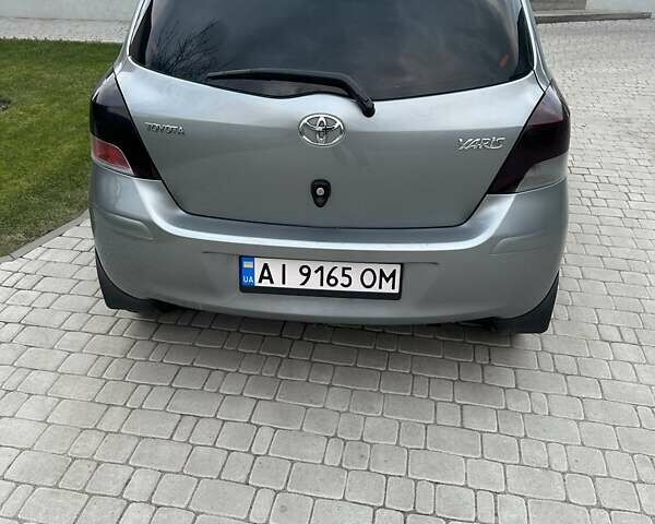Сірий Тойота Яріс, об'ємом двигуна 1.36 л та пробігом 230 тис. км за 5600 $, фото 4 на Automoto.ua