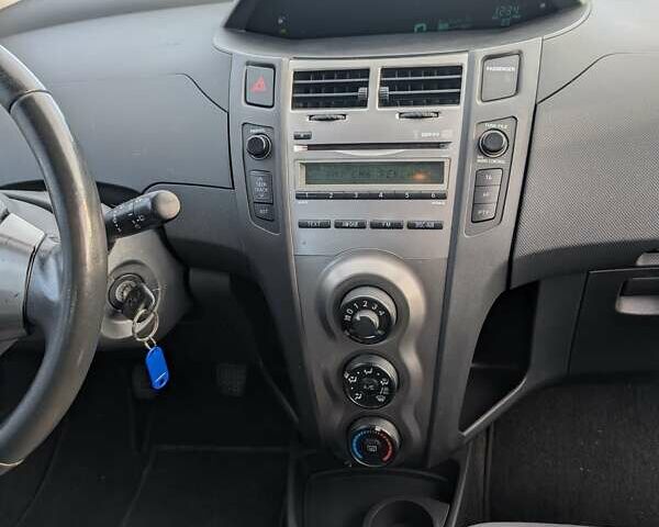 Серый Тойота Ярис, объемом двигателя 1.36 л и пробегом 250 тыс. км за 4950 $, фото 36 на Automoto.ua