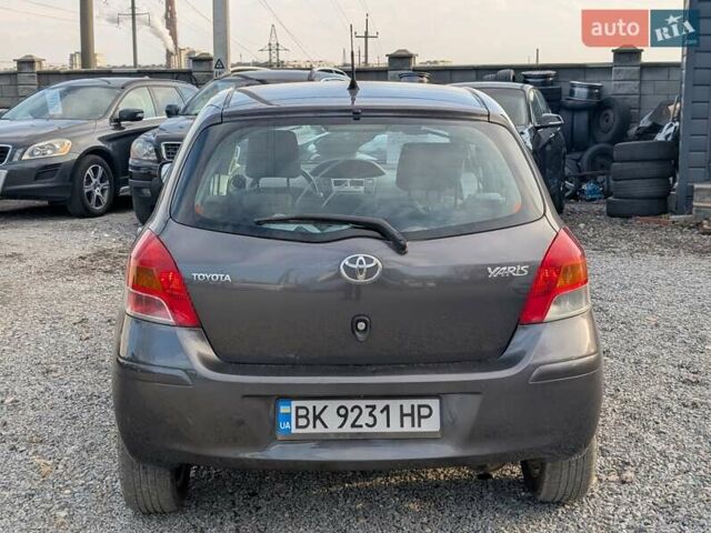 Серый Тойота Ярис, объемом двигателя 1.36 л и пробегом 250 тыс. км за 4950 $, фото 13 на Automoto.ua