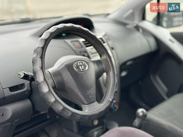 Серый Тойота Ярис, объемом двигателя 1 л и пробегом 212 тыс. км за 3750 $, фото 7 на Automoto.ua