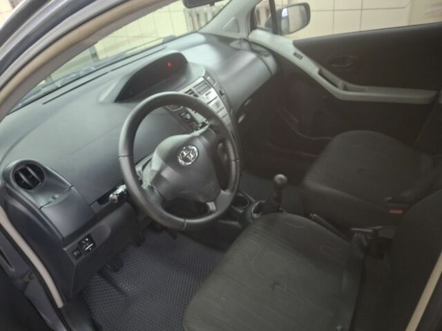 Серый Тойота Ярис, объемом двигателя 1 л и пробегом 201 тыс. км за 6000 $, фото 7 на Automoto.ua