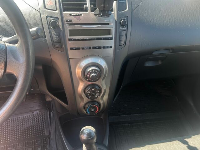 Серый Тойота Ярис, объемом двигателя 1 л и пробегом 115 тыс. км за 4200 $, фото 8 на Automoto.ua