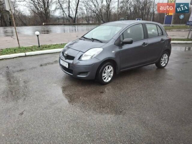 Серый Тойота Ярис, объемом двигателя 1 л и пробегом 201 тыс. км за 6000 $, фото 7 на Automoto.ua