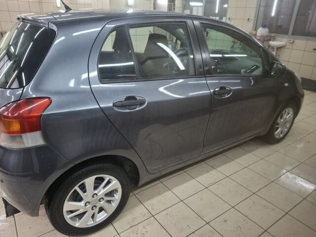 Серый Тойота Ярис, объемом двигателя 1 л и пробегом 201 тыс. км за 6000 $, фото 2 на Automoto.ua