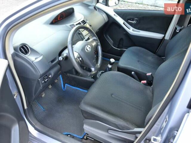 Серый Тойота Ярис, объемом двигателя 1 л и пробегом 166 тыс. км за 4400 $, фото 15 на Automoto.ua