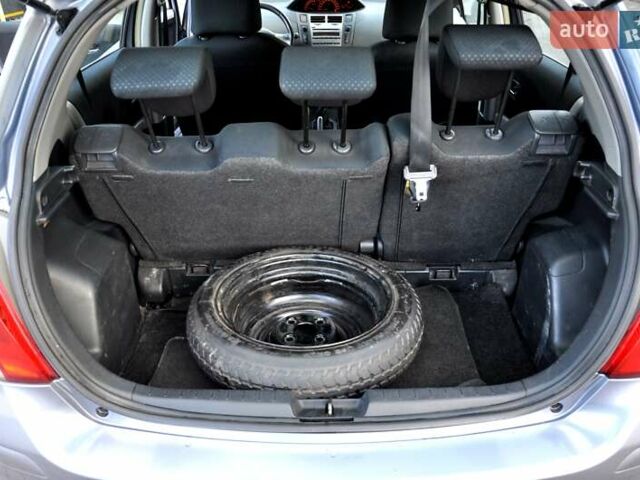 Серый Тойота Ярис, объемом двигателя 1 л и пробегом 166 тыс. км за 4400 $, фото 23 на Automoto.ua