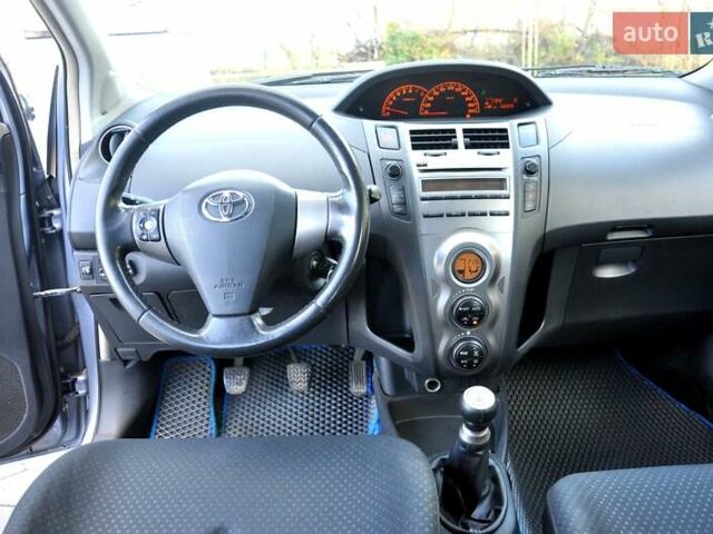 Серый Тойота Ярис, объемом двигателя 1 л и пробегом 166 тыс. км за 4400 $, фото 22 на Automoto.ua