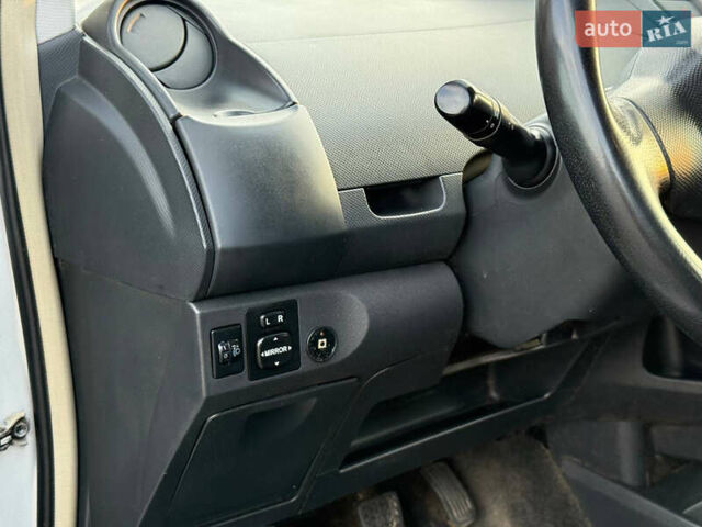 Серый Тойота Ярис, объемом двигателя 1 л и пробегом 230 тыс. км за 2999 $, фото 47 на Automoto.ua
