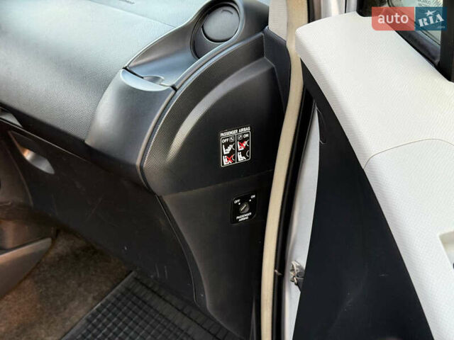Серый Тойота Ярис, объемом двигателя 1 л и пробегом 230 тыс. км за 2999 $, фото 72 на Automoto.ua