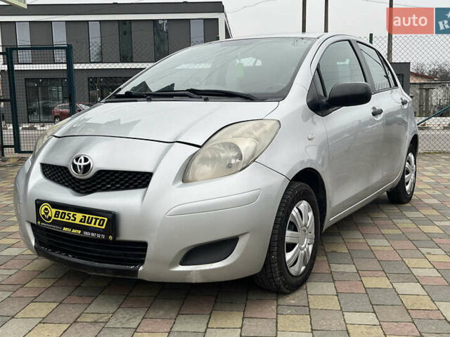 Серый Тойота Ярис, объемом двигателя 1 л и пробегом 230 тыс. км за 3450 $, фото 2 на Automoto.ua
