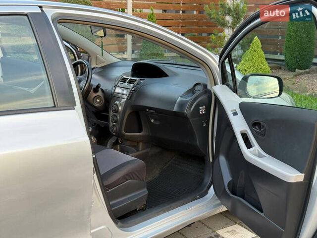 Серый Тойота Ярис, объемом двигателя 1 л и пробегом 230 тыс. км за 2999 $, фото 69 на Automoto.ua