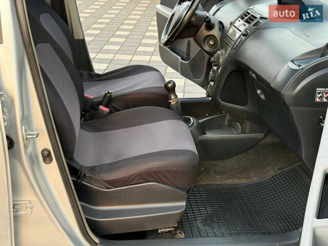 Серый Тойота Ярис, объемом двигателя 1 л и пробегом 230 тыс. км за 2999 $, фото 71 на Automoto.ua
