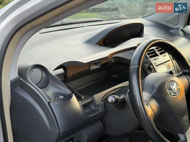 Серый Тойота Ярис, объемом двигателя 1 л и пробегом 230 тыс. км за 2999 $, фото 48 на Automoto.ua