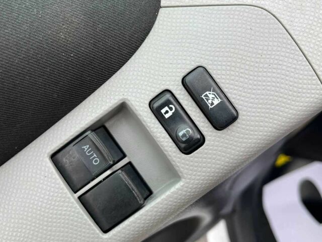 Серый Тойота Ярис, объемом двигателя 1 л и пробегом 230 тыс. км за 3450 $, фото 15 на Automoto.ua