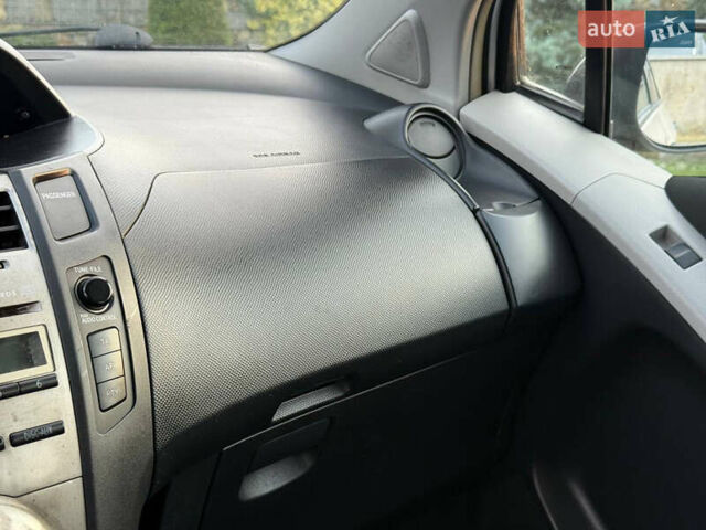 Серый Тойота Ярис, объемом двигателя 1 л и пробегом 230 тыс. км за 2999 $, фото 65 на Automoto.ua