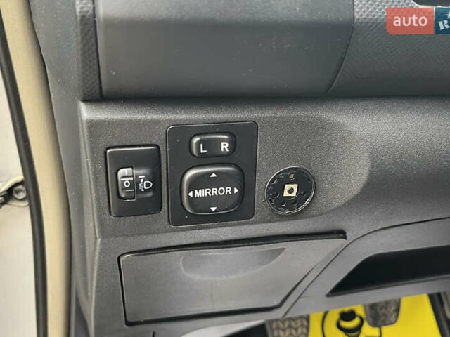 Серый Тойота Ярис, объемом двигателя 1 л и пробегом 230 тыс. км за 3450 $, фото 12 на Automoto.ua