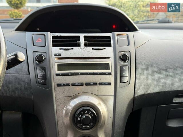 Серый Тойота Ярис, объемом двигателя 1 л и пробегом 230 тыс. км за 2999 $, фото 44 на Automoto.ua