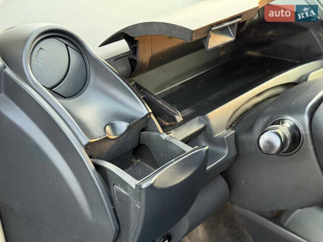 Серый Тойота Ярис, объемом двигателя 1 л и пробегом 230 тыс. км за 2999 $, фото 49 на Automoto.ua