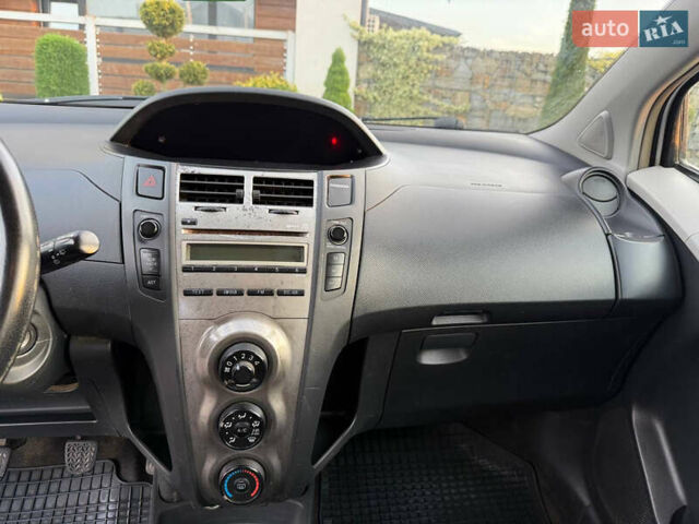 Серый Тойота Ярис, объемом двигателя 1 л и пробегом 230 тыс. км за 2999 $, фото 57 на Automoto.ua