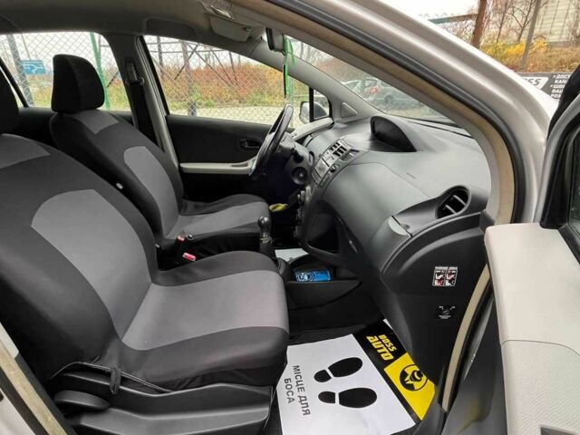 Серый Тойота Ярис, объемом двигателя 1 л и пробегом 230 тыс. км за 3450 $, фото 16 на Automoto.ua