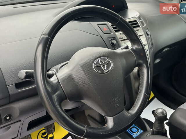Серый Тойота Ярис, объемом двигателя 1 л и пробегом 230 тыс. км за 3450 $, фото 11 на Automoto.ua