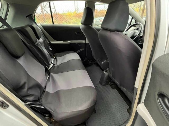 Серый Тойота Ярис, объемом двигателя 1 л и пробегом 230 тыс. км за 3450 $, фото 17 на Automoto.ua